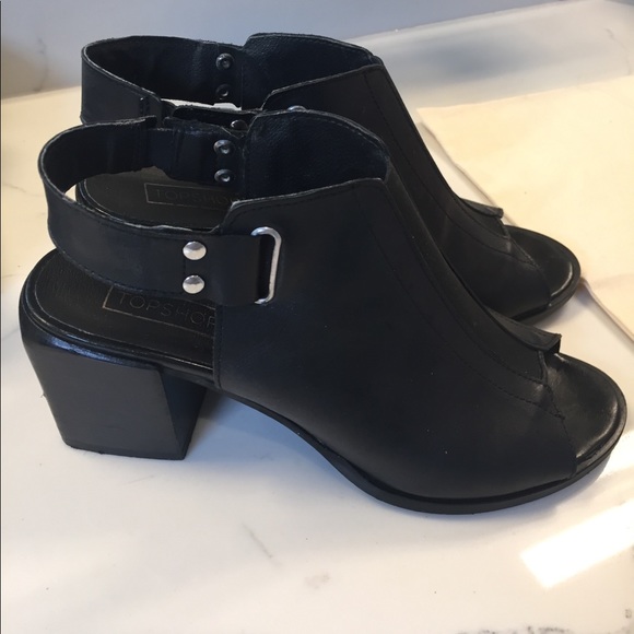 Topshop Shoes - Topshop open toe black Sandals